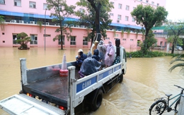 Bệnh viện Trung ương Huế bị cô lập, xe công vụ vượt lũ chở lương thực tiếp ứng