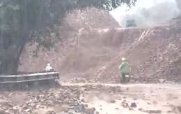 Mưa lớn, đèo Khánh Sơn xuất hiện nhiều điểm sạt lở