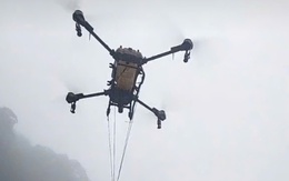 Dùng máy bay không người lái đưa nhu yếu phẩm lên đèo Lò Xo tiếp tế cho tài xế bị kẹt