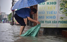Mưa to giữa trưa, nhiều nơi tại TP.HCM ngập, từ chiều nay đến chiều mai có nơi mưa 140mm