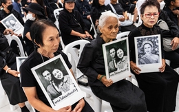 Người dân Thái Lan đổ xô mua quần áo đen để tưởng niệm Vương Thái hậu Sirikit