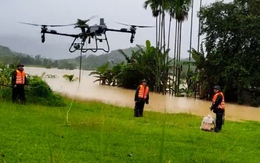 Quân đội huy động máy bay không người lái cứu trợ người dân bị lũ cô lập