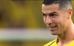 Ronaldo gây sốt khi lẩm bẩm ‘tự khích lệ’ trước cú đá phạt