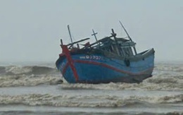 Lũ sông Trà Bồng lên cao, 4 tàu cá bị cuốn trôi ra cửa biển Sa Cần