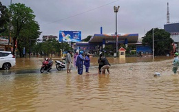 Sản phụ vỡ ối giữa dòng nước lũ ở Huế