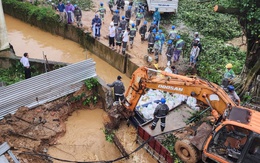 Dùng bao cát chặn kênh Sông Đào, ngăn nước sông Trà Khúc tràn vào trung tâm Quảng Ngãi