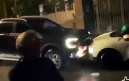 Xe bán tải đi ngược chiều rồi tông ô tô điện đi đúng đường