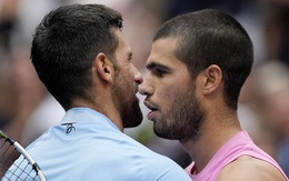 Djokovic bất ngờ ‘khều nhẹ’ Alcaraz ‘nói nhiều mà chẳng làm gì’