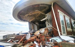 Hàng loạt biệt thự tiền tỉ ven biển hư hỏng, đổ sập do bão Bualoi