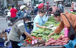 Bà nội trợ co kéo chi tiêu với mặt bằng giá mới