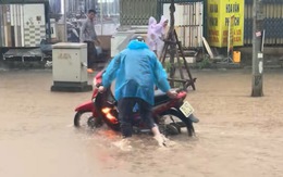 Trong cái rủi có cái may: Cháy xe máy gặp ngay đường ngập