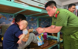 Chiến sĩ công an đi từng nhà trọ, tặng quà Trung thu cho bệnh nhi ung thư