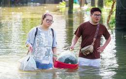4 ngày sau mưa lớn, người dân Nhuệ Giang Hà Nội vẫn phải lội nước ngang bụng