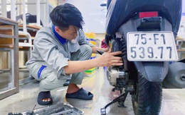 Sinh viên Đà Nẵng ra Huế sửa xe miễn phí cho bà con vùng lũ