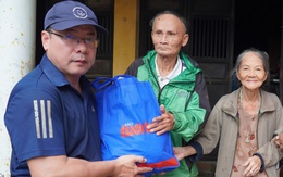 Người dân vùng lũ Huế: 'Nhận nhu yếu phẩm của báo Tuổi Trẻ, thấy ấm lòng vô cùng'