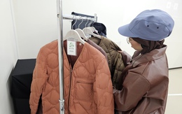 Cận cảnh quy trình 'hồi sinh' hàng triệu áo lông vũ cũ tại nhà máy tái chế ở Nhật Bản