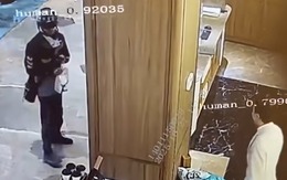 Hai người đàn ông tìm nhau quanh cây cột mãi không thấy nhau