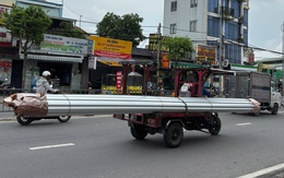 Nhiều xe ba gác, xe lôi tự chế chở tôn, sắt thép dài gấp 3 thân xe vẫn chạy ngoài đường