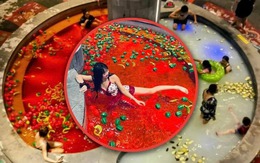 Du khách tắm trong nồi lẩu hai ngăn gây xôn xao