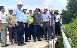 Phó thủ tướng Chính phủ Trần Hồng Hà thị sát khu vực sạt lở cao tốc La Sơn - Hòa Liên