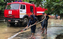 Hàng trăm bộ đội Vùng 3 Hải quân dầm mình dọn dẹp sau lũ