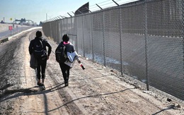 Mỹ sẽ trả 2.500 USD cho trẻ di cư tự nguyện hồi hương