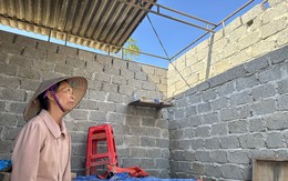 Trao tiền từ chương trình 'Lợp lại mái nhà cho người dân vùng bão' cho loạt người nghèo ở Nghệ An