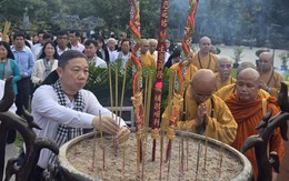 Đoàn công tác Hội sách Côn Đảo dâng hương tưởng niệm các anh hùng liệt sĩ