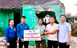 Tuổi Trẻ trao hỗ trợ, tiếp sức bà con Nghệ An dựng lại mái ấm sau bão