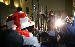 Biểu tình ở Georgia căng thẳng, nhiều người xông vào dinh tổng thống