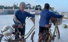 Xôn xao cụ bà 72 tuổi đạp xe chở 20kg gạo đi hỗ trợ bà con vùng lũ
