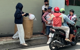 Phát miễn phí nón bảo hiểm trên đường có quảng cáo cờ bạc online