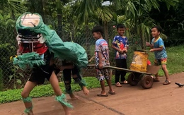 Tuổi thơ dữ dội: Múa lân phiên bản cây nhà lá vườn