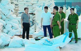 Hình ảnh bên trong xưởng sản xuất hàng triệu bình chữa cháy giả với công thức 'tự nghĩ ra'