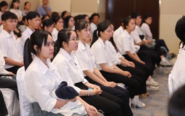 Sinh viên mồ côi làm nhà hảo tâm tiếp sức cho sinh viên Huế mồ côi