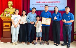 Thanh niên dũng cảm lao xuống dòng nước lũ cứu cháu bé 7 tuổi