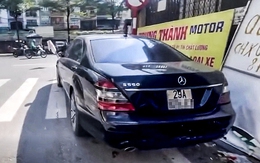Xe Mercedes đỗ sai trên phố Hà Nội, người dân 'mách' Cục trưởng Cảnh sát giao thông