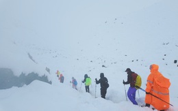 Gần 1.000 người mắc kẹt giữa bão tuyết ở Everest