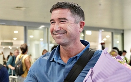 HLV Harry Kewell thích thú khi ăn bánh trung thu của Việt Nam