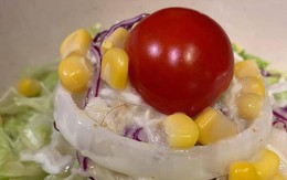 Nhân viên nhà hàng buffet cho khách 'ăn rác và nước bọt'?