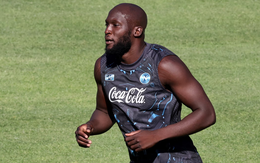 Lukaku suýt đánh nhau khi đi xem con trai đá bóng vì quá nổi tiếng