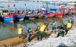 Cứu người dân bị lật thuyền khi đi câu mực trên biển