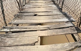 Những cây cầu đã treo còn rệu rã, lủng lỗ, sợ vô cùng!