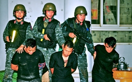 Phan Mạnh Quỳnh 'mát xa' lốp xe, Dương Lâm giã trà chanh trong Chiến sĩ quả cảm