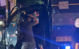 Va chạm giao thông, thanh niên trên xe bán tải liên tục đánh, đấm vào mặt tài xế xe tải