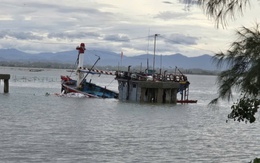 Tàu cá Huế bị đâm chìm nơi cửa biển, một ngư dân mất liên lạc