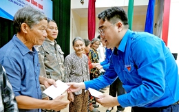 Tuổi trẻ TP.HCM trao 3,5 tỉ đồng tới bà con vùng bão lũ Nghệ An, Hà Tĩnh