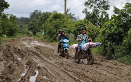 Đường dẫn vào 'cung đường trekking đẹp nhất Việt Nam' như ruộng cày