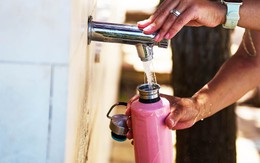 Bình nước tái sử dụng là 'ổ chứa' vi khuẩn
