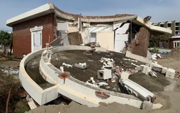 Cận cảnh hàng loạt căn villa ven biển Hà Tĩnh đổ sập do bão Bualoi